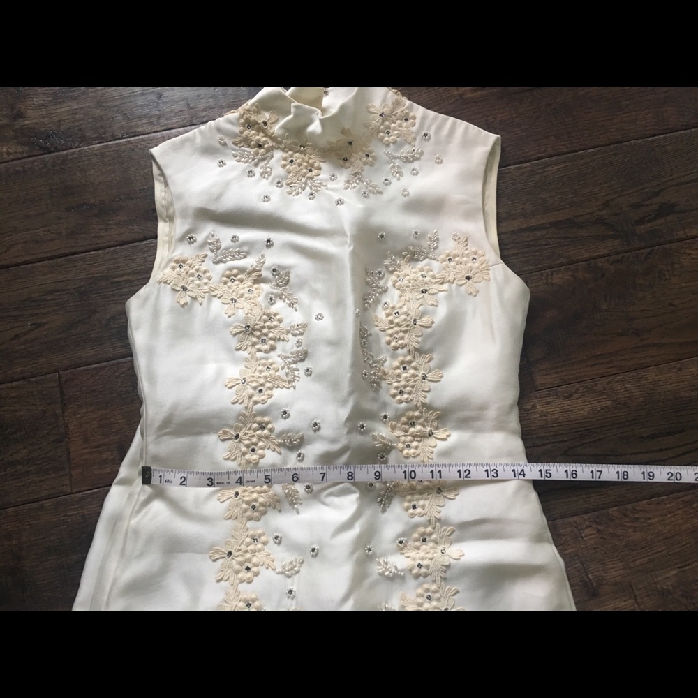 High-Neck Ivory Wedding Gown with Delicate Lace Trim - Picture 7 of 8